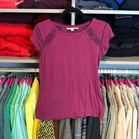 Loft magenta cap sleeve scoop neck embroidered top size XS - Picture 1 of 3